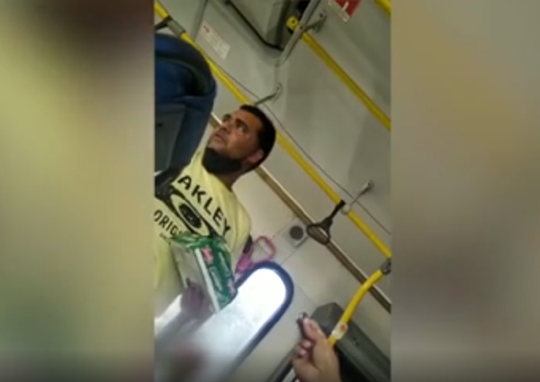 Vendedor de balas xinga e ofende passageiros dentro de ônibus do sistema Transcol
