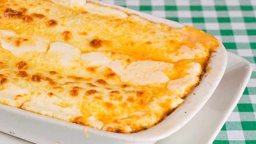 Lasanha de bacalhau com palmito pupunha servida no restaurante Cantina D'Itália, na Praia do Canto, Vitória