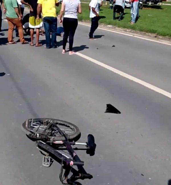 Colisão na pista lateral da BR 101 deixa ciclista ferida em São Mateus