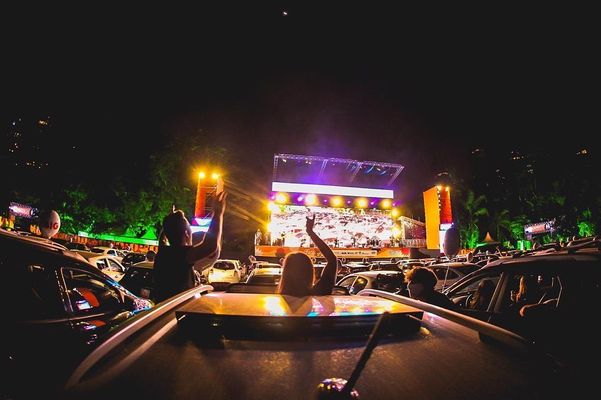 O cantor Gustavo Mioto já fez um show no modelo drive-in e disse que gostou da experiência