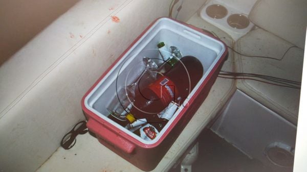 Imagens obtidas pela TV Gazeta mostram bebidas alcoólicas no interior da lancha