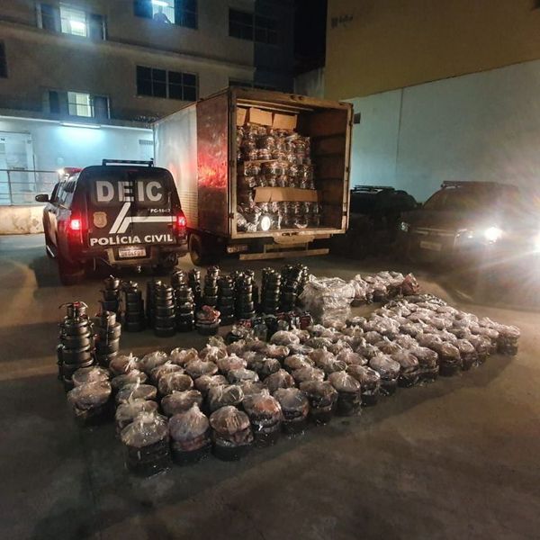 Na primeira apreensão, foram recuperados quase 1,3 mil jogos de panelas avaliados em R$ 100 mil.