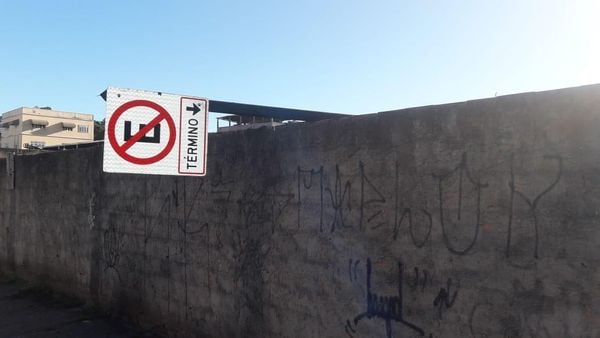 Placas vandalizadas no bairro Jardim América, em Cariacica