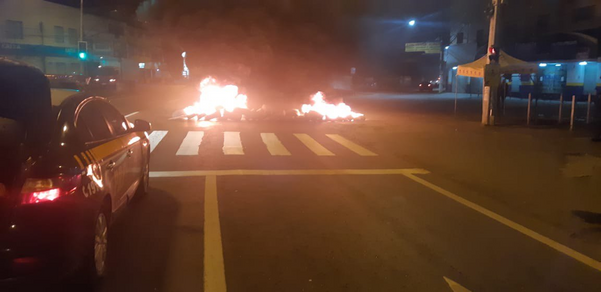 Os manifestantes atearam fogo em pneus no KM 2,3 da BR 262, em frente a um supermercado
