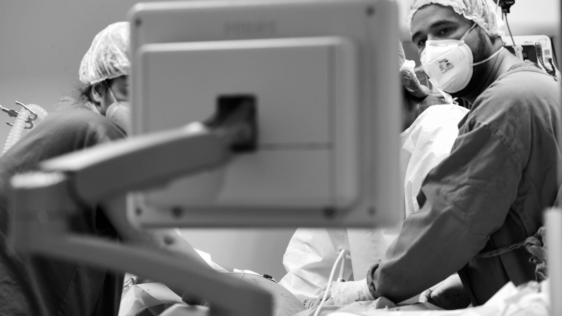 Com um procedimento cirúrgico, o doutor Otílio Canuto tenta salvar a vida de uma paciente