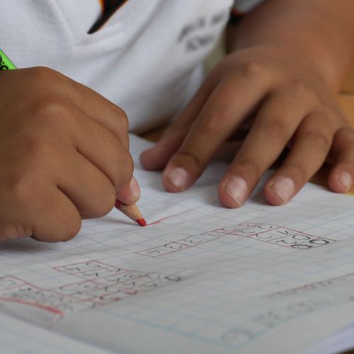 Governo estabeleceu que a programação curricular dos anos letivos de 2020 e 2021 será reordenada, o que resultará em aumento dos dias letivos e da carga horária no próximo ano