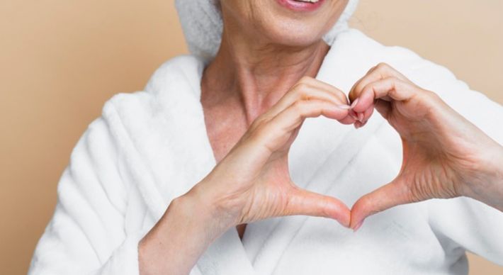 O chamado skinbooster é um procedimento não cirúrgico que melhora a qualidade, a textura e as imperfeições da pele, e é usado principalmente nas mãos, no colo e para amenizar linhas de expressão no rosto