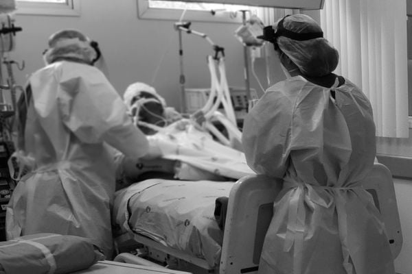 Na UTI, os médicos observam o estado de saúde de uma paciente intubado