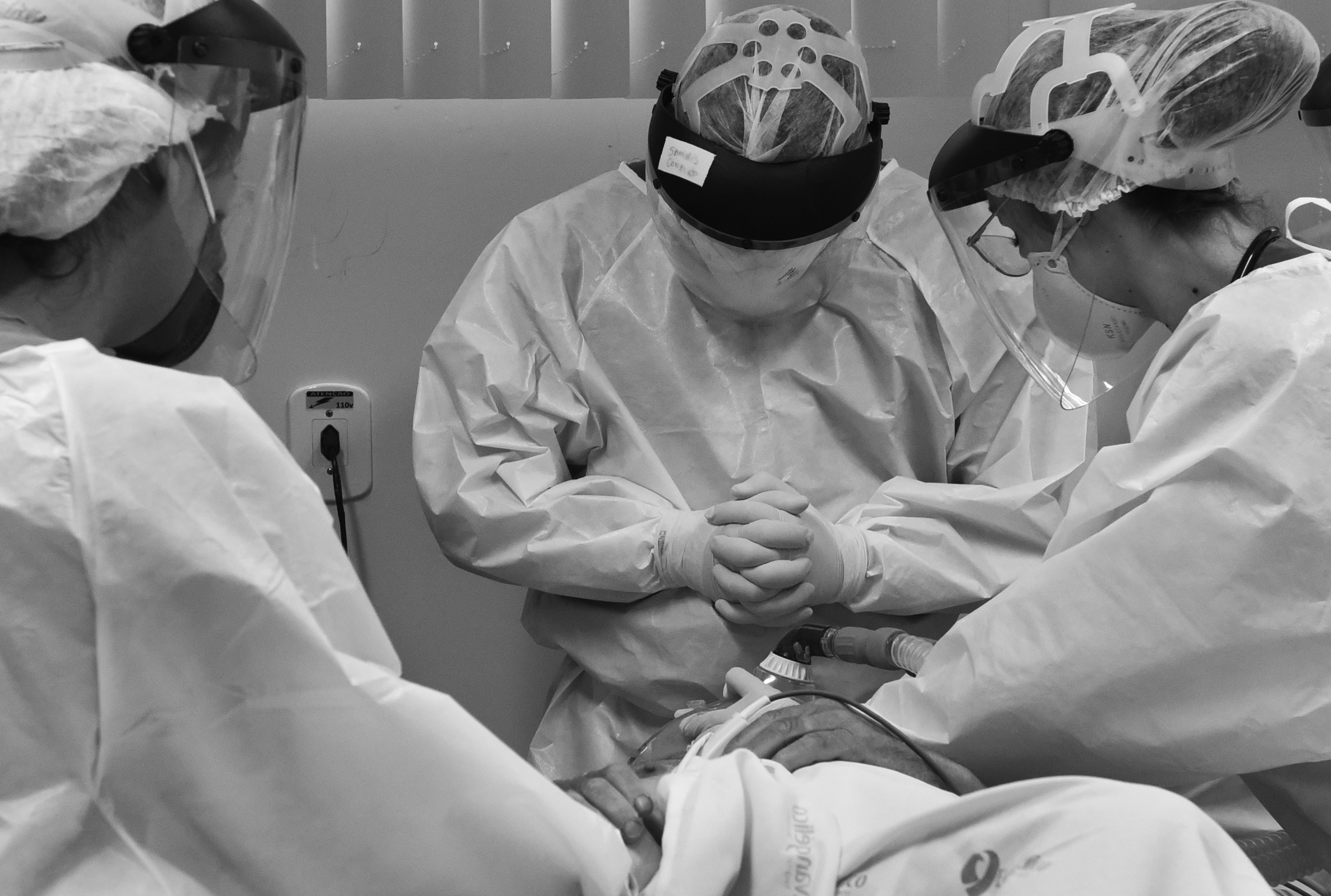 O doutor Otílio Canuto se prepara para intubar um paciente grave