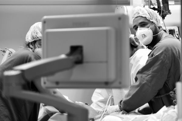 Com um procedimento cirúrgico, o doutor Otílio Canuto tenta salvar a vida de uma paciente