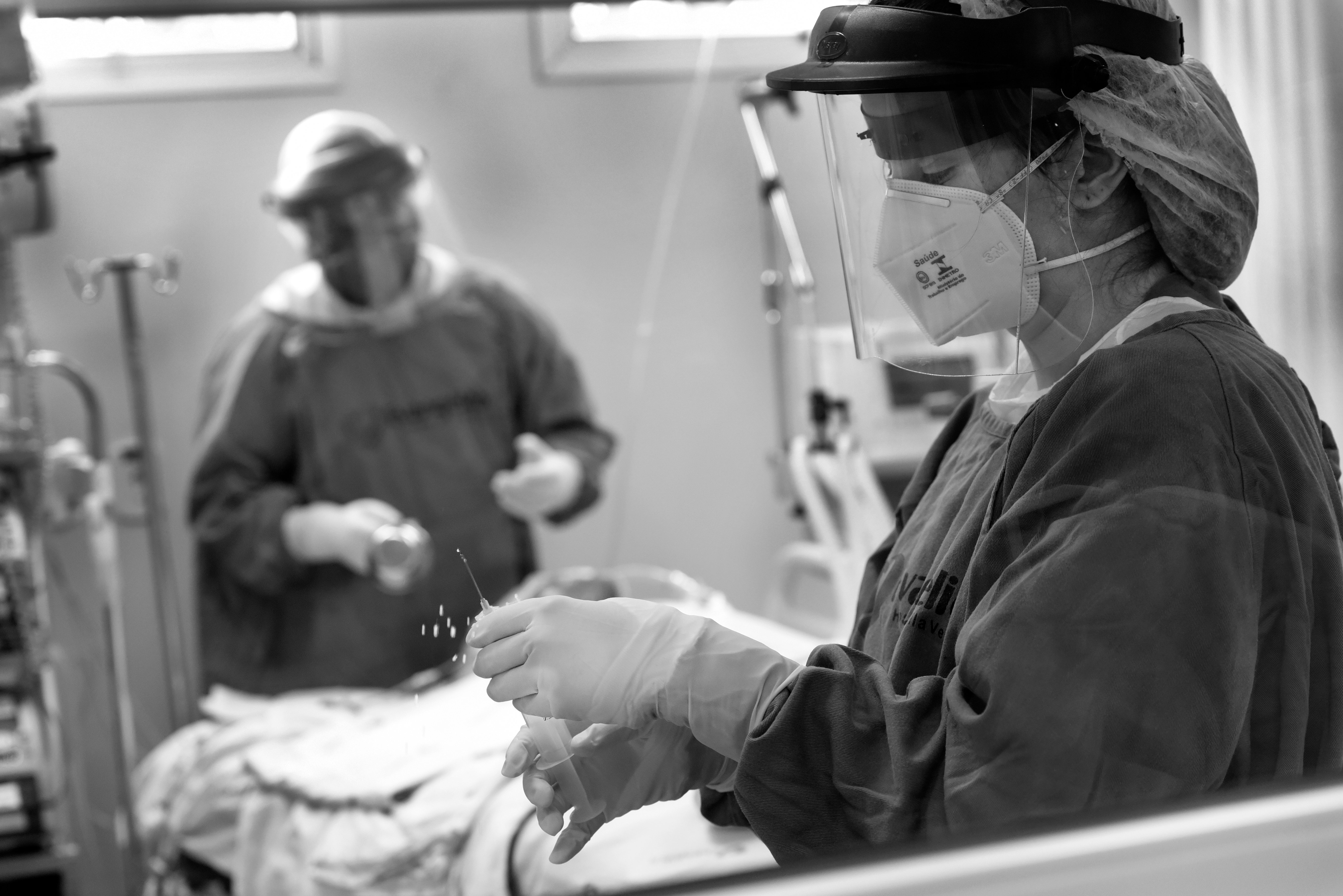 Preparando para um procedimento cirúrgico em uma paciente