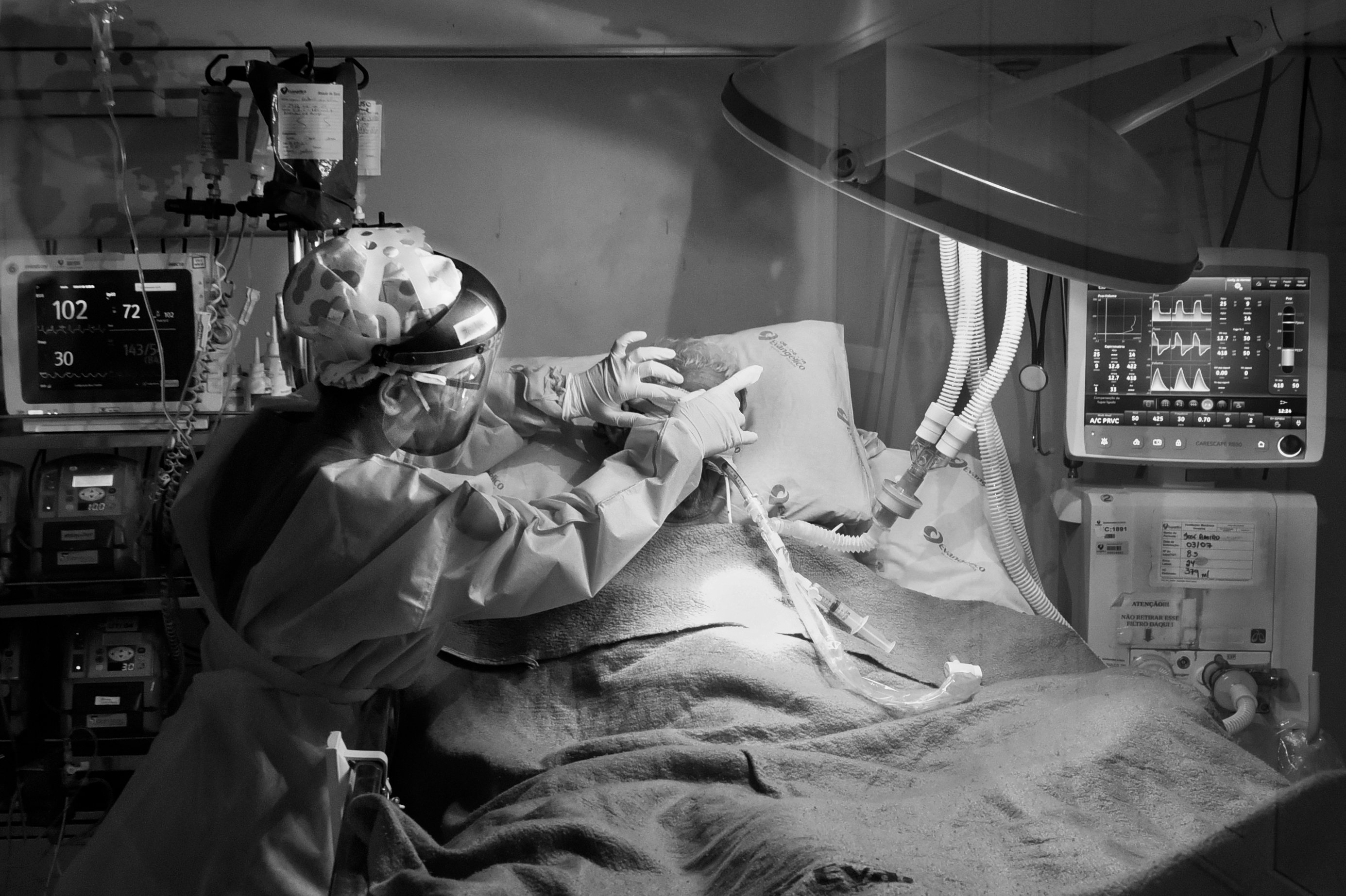Técnico em enfermagem durante atendimento ao paciente com a covid-19 
