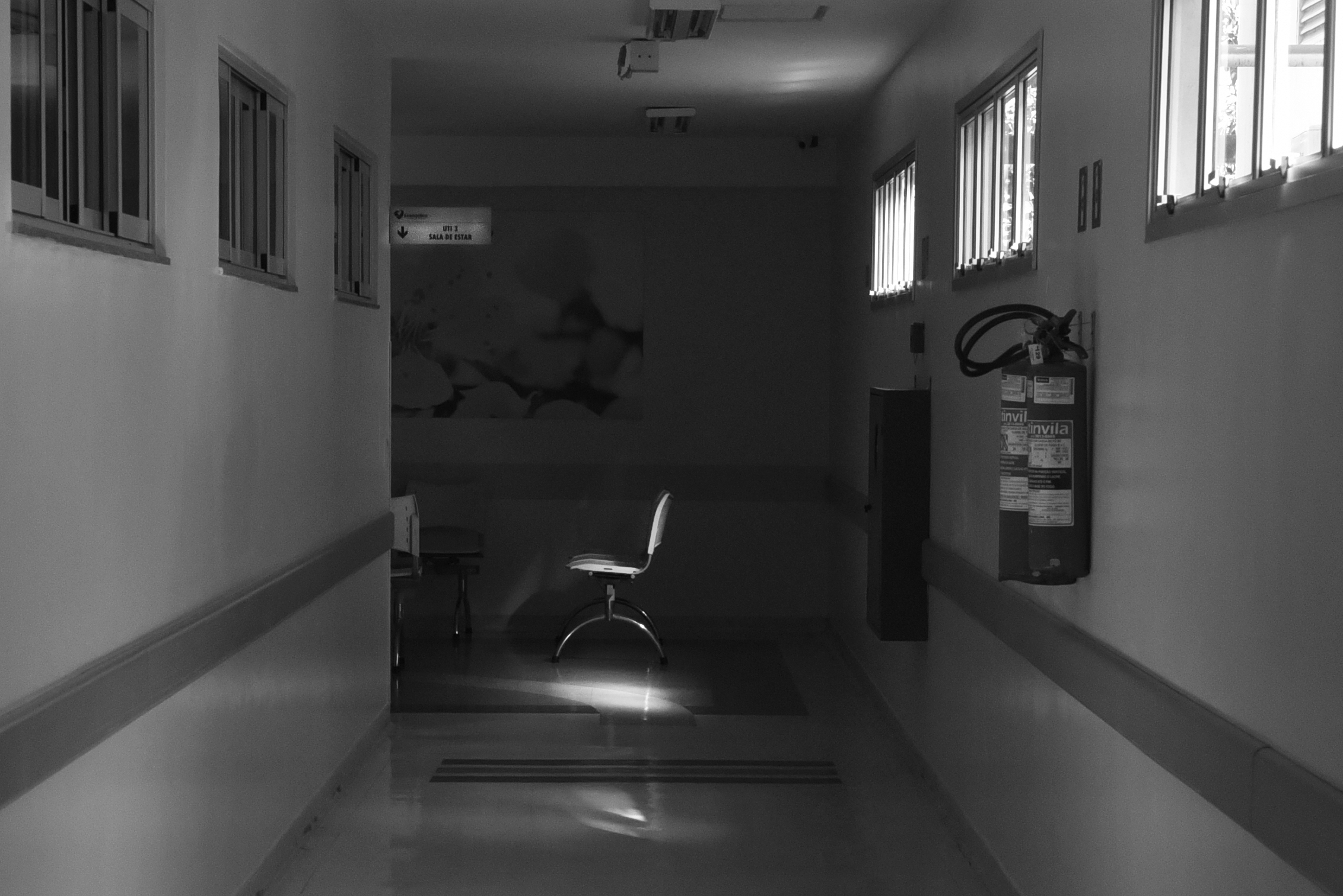 Sala de espera vazia. Pacientes com a covid-19 não recebem visitas