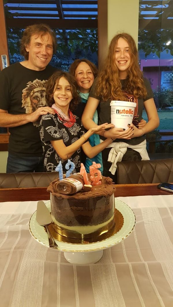 Família reunida durante aniversário dos adolescentes, em agosto do ano passado, em Domingos Martins por Acervo pessoal