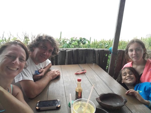 Família reunida em Itaúnas, na cidade de Conceição da Barra (ES) por Acervo pessoal