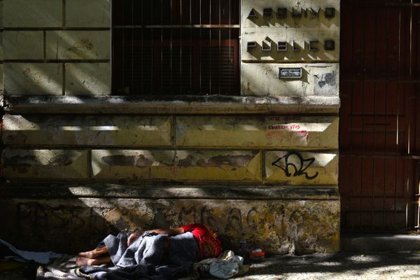 Ensaio fotográfico com foco nos detalhes da arquitetura de época, ação do tempo e o descaso com alguns prédios no Centro Histórico de Vitória. Na foto, um homem em situação de rua dorme na calçada do antigo prédio do Arquivo Público, hoje tombado pelo Conselho Estadual de Cultura