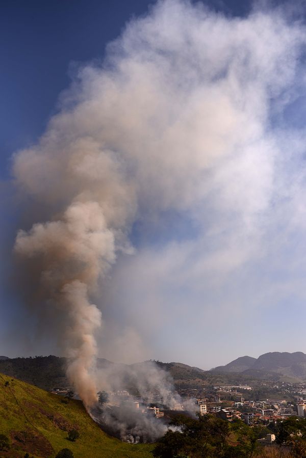 Incêndio atinge morro em Cachoeiro de Itapemirim