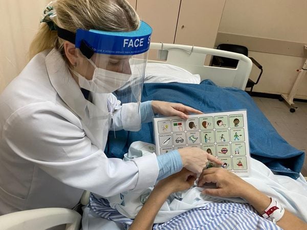 Paciente utiliza prancha de comunicação alternativa