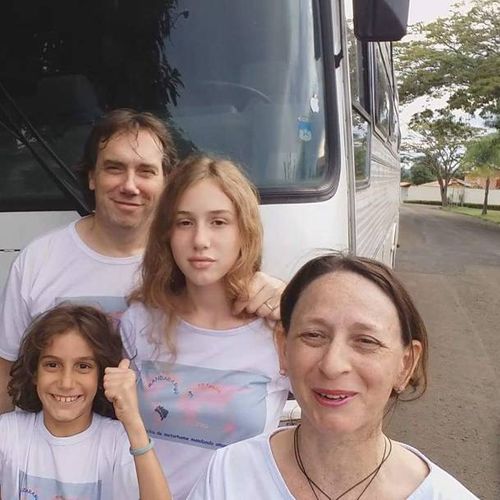 Família itinerante prepara caminhão no ES para dar volta ao mundo