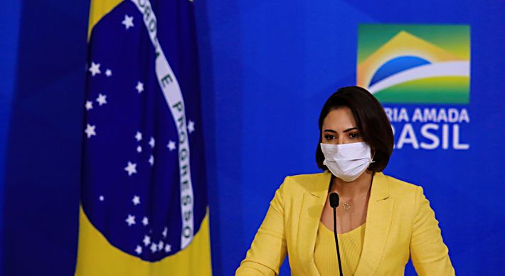 Nesta sexta-feira, a revista Crusoé divulgou uma matéria em que acusa a esposa do presidente de agir, pessoalmente, para favorecer empresas amigas e adeptas do bolsonarismo