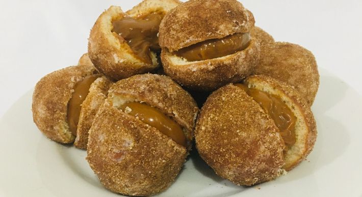 Sugestão de preparo da chef Andrea Follador rende 20 bolinhos recheados com doce de leite para o lanche