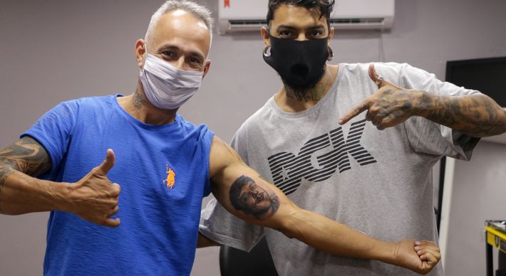 Seja para fazer uma homenagem ou simplesmente demonstrar a ligação intensa que possuem, muitos pais fazem tatuagens para seus filhos