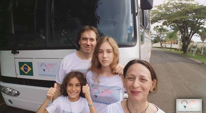 Um casal e dois filhos têm conhecido o país a bordo de um motorhome há 28 meses; veículo para dar volta ao mundo está sendo finalizado no Espírito Santo