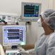 Érica Juliane da Silva Pereira, médica intensivista, monitorando paciente no Hospital Dr. Jayme Santos Neves
