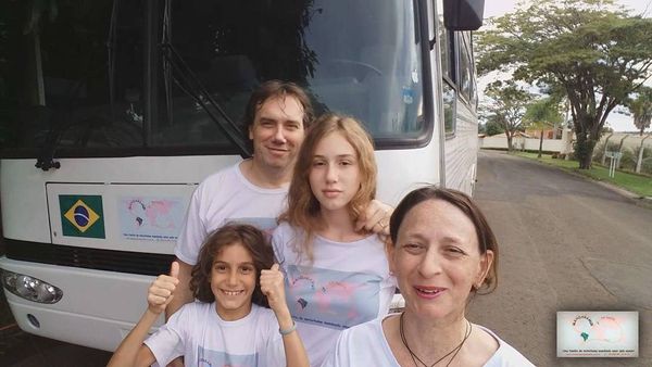 Gianluca, com os filhos Gréfory e Gabriella. À frente, a Guacira. Família viaja o Brasil com motorhome