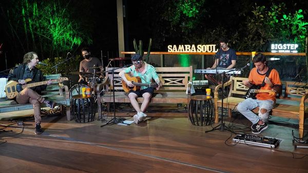 Imagem mostra apresentação do grupo Sambasoul no Espírito Santo: Raul Mesquita (vocalista), Rafael Valadares (guitarra) e Lucas de Carvalho (baixo)