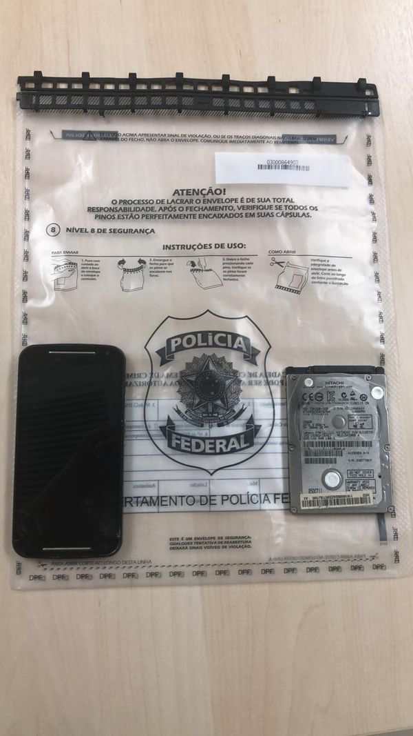 Produtos apreendidos pela Polícia Federal em operação contra a pornografia infantil no ES