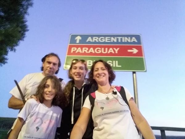 Marco das Três Fronteiras, no Brasil. Ponto marca a divisa com o Paraguai e com a Argentina. Família viaja de motorhome