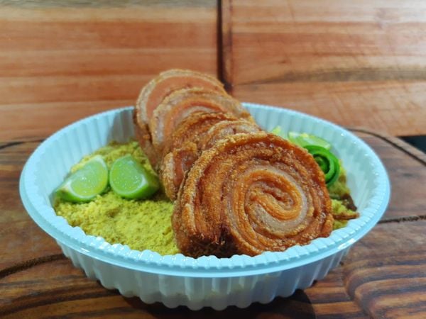 Rocambole de torresmo com farofa da rotisseria Casa do Torresmo
