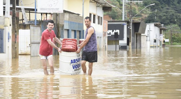 O nível do rio do município que fica no Sul do Estado subiu e a água invadiu lojas, casas, causou deslizamentos de terra, entre outros transtornos