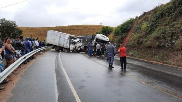 Chovia no momento da Colisão  por Corpo de Bombeiros ES