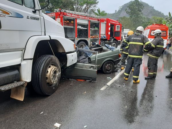Trabalho do Corpo de Bombeiros  no local  por Corpo de Bombeiros ES