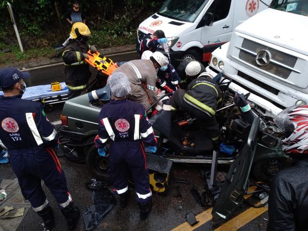 Bombeiros resgatam um dos ocupantes  por Corpo de Bombeiros ES