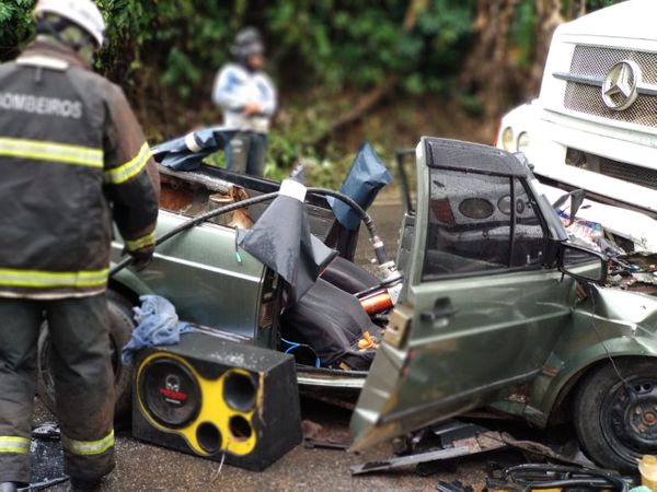 O Veículo ficou destruído  por Corpo de Bombeiros ES