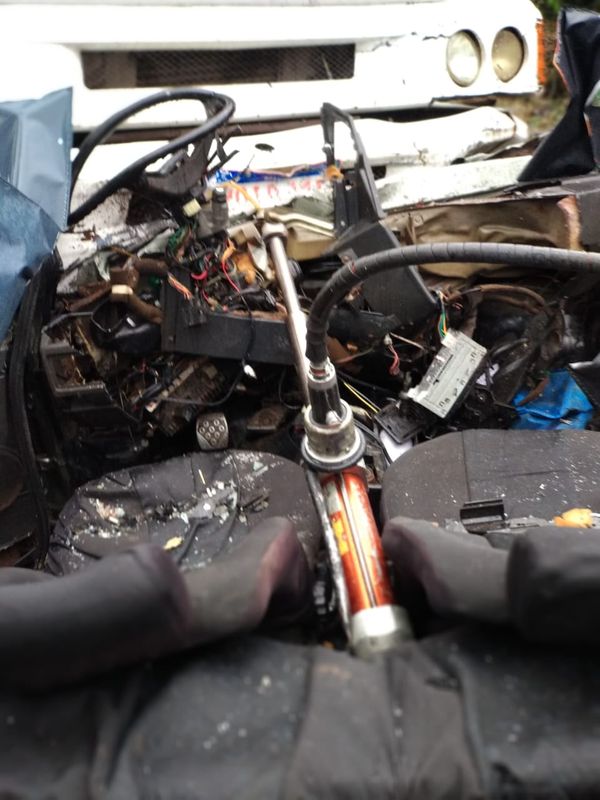 A destruição no interior do veículo por Corpo de Bombeiros do ES