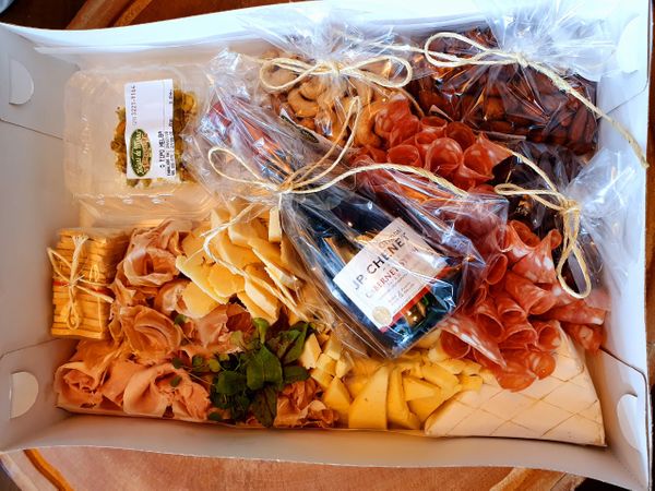 Caixa especial de frios, queijos e vinho para o Dia dos Pais da delicatéssen Koisas de Minas, em Vitória 
