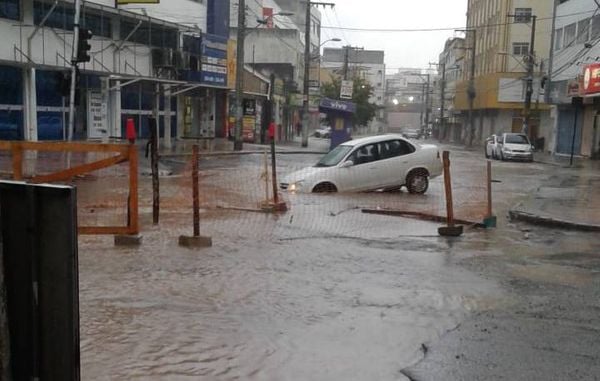 Em Cariacica, há registro de pontos com alagamento em Jardim América e Campo Grande, como mostram imagens recebidas por A Gazeta