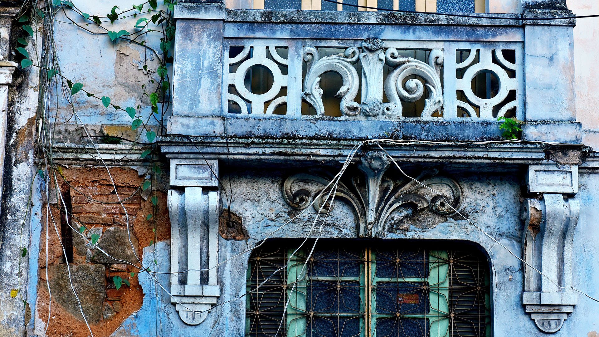 História Abandonada - Ensaio fotográfico com foco nos detalhes da arquitetura de época, ação do tempo e o descaso com alguns prédios no Centro Histórico de Vitória.