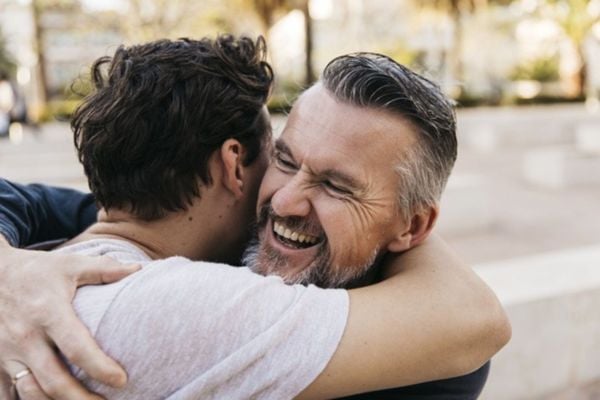 Homens se abraçando; Pai e filho