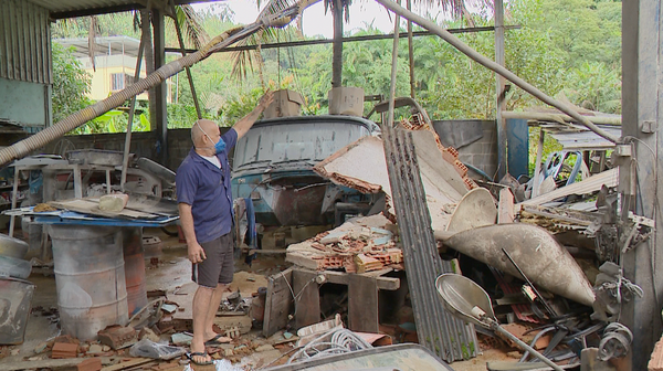 Lanterneiro Antônio Biancardi mostra oficina destruída em Iconha