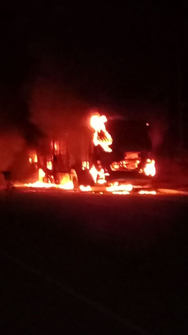 Ônibus é incendiado em Portal de Jacaraípe