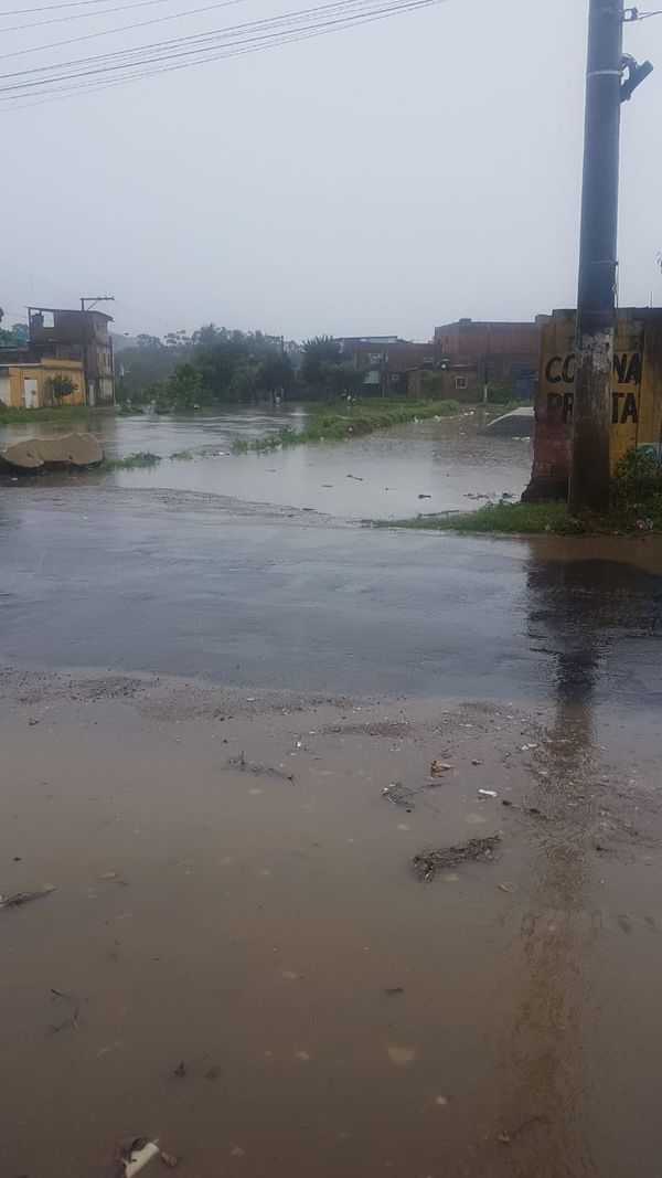 A chuva forte que atinge o Espírito Santo desde a noite dessa quinta-feira (30) provoca alagamentos e transtornos na Grande Vitória, além de desabamentos de barreiras em rodovias federais que cortam o Estado.