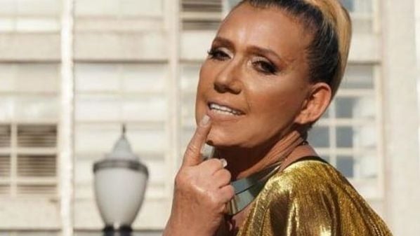 Eterna chacrete e Lady do Povo, Rita Cadillac disse que namorou um no Brasil e outro em Nova York ao mesmo tempo em conversa com Nicole Bahls na web