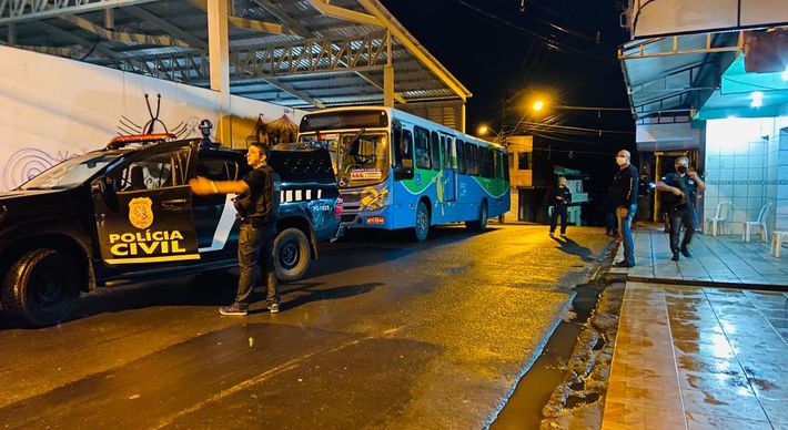 A Sesp divulgou a criação de uma Força-Tarefa, unindo a Superintendência de Polícia Especializada (SPE) e a Superintendência de Inteligência e Ações Estratégicas (SIAE), ambas da Polícia Civil, para investigar os atentados nos coletivos