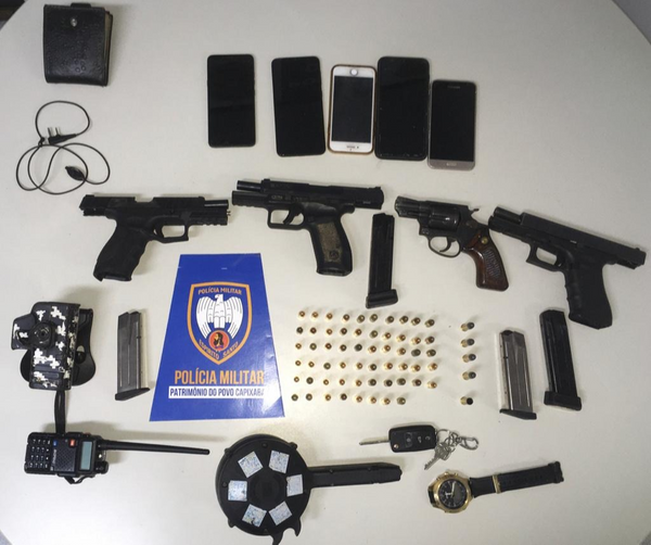 Durante a ação, a PM apreendeu três pistolas de 9mm, um revólver de calibre 38, um carregador, coldre, rádio comunicador e diversas munições. . Crédito: PM/ES