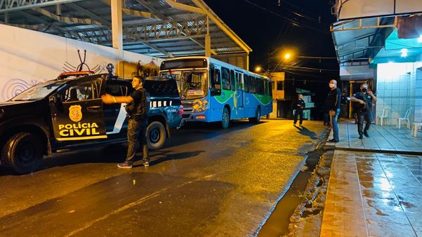 equipes da Polícia Civil realizaram abordagens em ônibus na última sexta-feira (31)